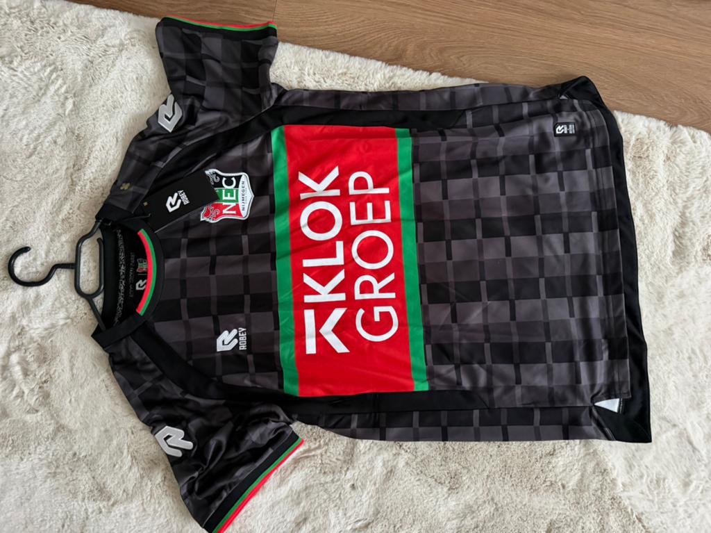 NEC uitshirt Maat L En NEC bal gesingeerd, Sport en Fitness, Voetbal, Ophalen of Verzenden, Nieuw, Shirt