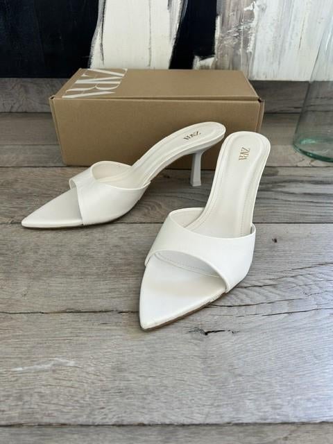 Zara muiltjes wit leer - maat 39 - ZGAN, Kleding | Dames, Schoenen, Zo goed als nieuw, Sandalen of Muiltjes, Wit, Ophalen of Verzenden