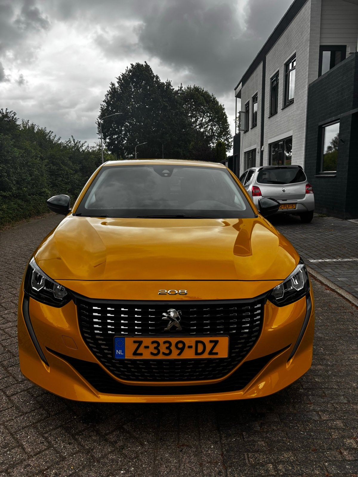 Peugeot 208 1.2 Puretech 75pk 2023 Geel, Voorwielaandrijving, Stof, 40 €/maand, Zwart