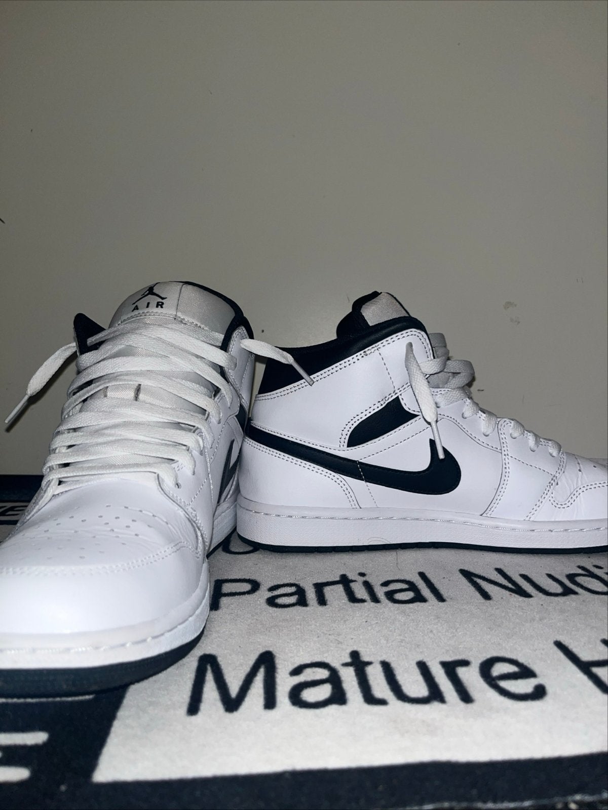 Nike Air Jordan 1 Mid Wit Zwart - Maat 44, Kleding | Heren, Schoenen, Ophalen of Verzenden, Gedragen, Wit, Sneakers of Gympen