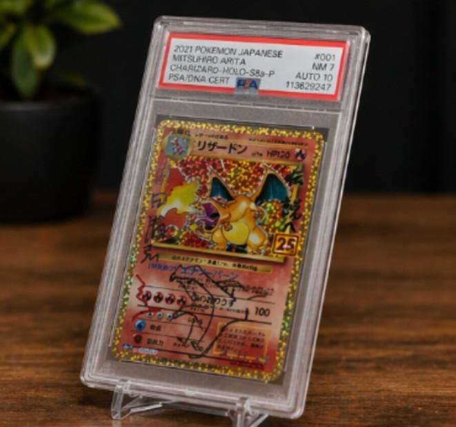 PSA 7 / AUTO 10 Charizard Holo 25th Anniversary Japanese, Hobby en Vrije tijd, Verzamelkaartspellen | Pokémon, Foil, Losse kaart