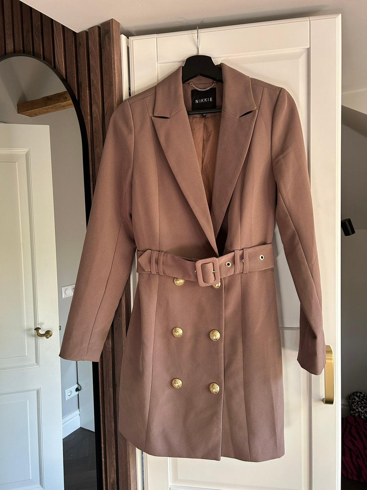 NIKKIE blazerjurk choco bruin maat 34, Ophalen of Verzenden, Zo goed als nieuw, Maat 34 (XS) of kleiner, Bruin