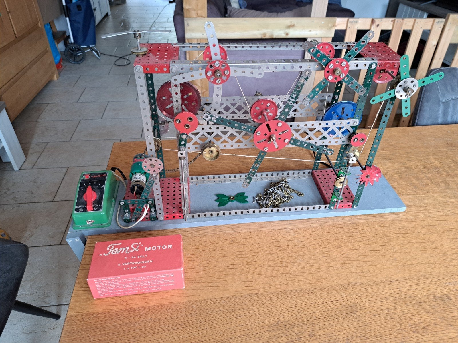 Meccano bouwwerk met motor en snelheidsregelaar, Ophalen