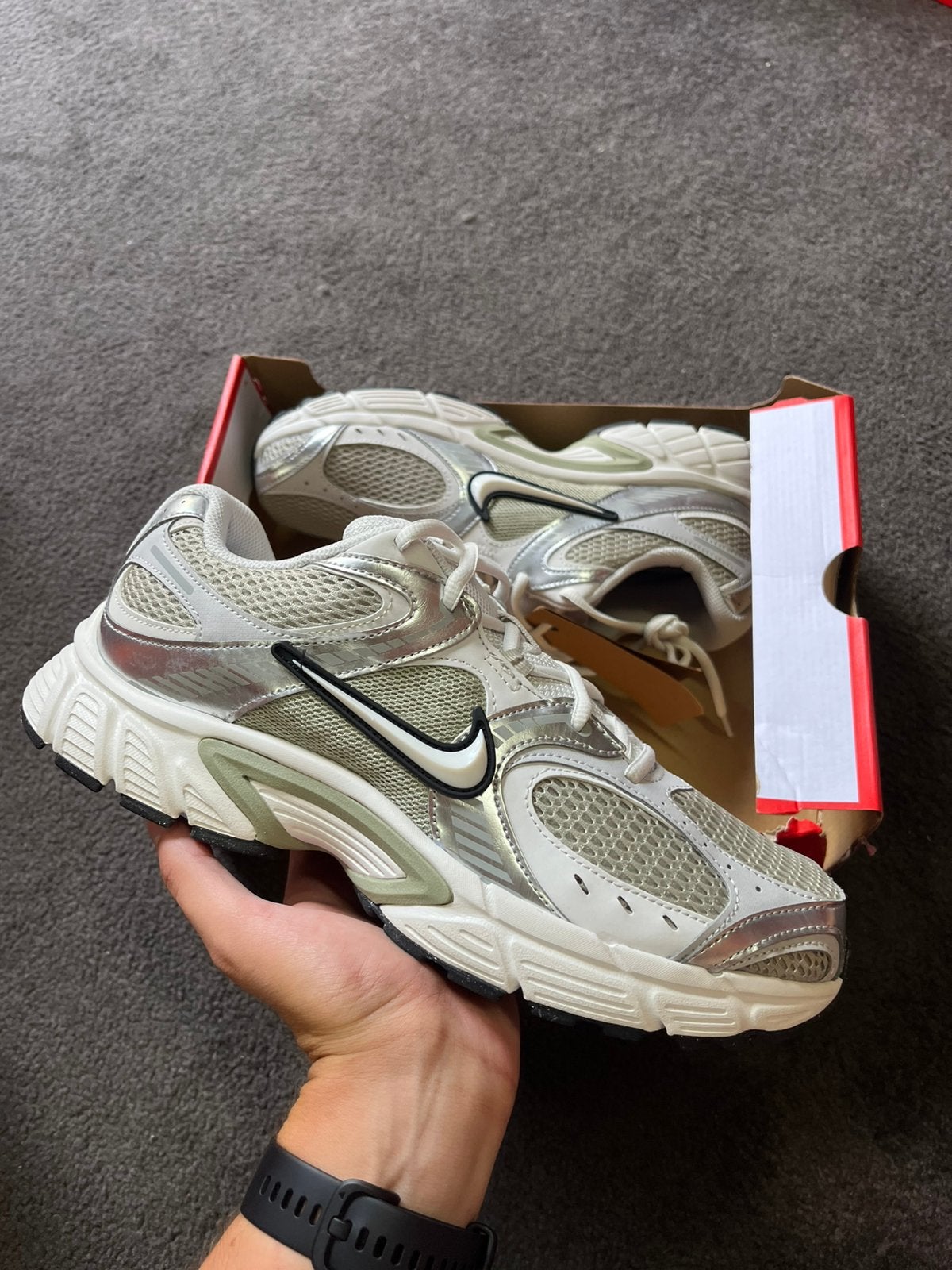 Nike V5 Runner Spruce Fog - Maat 44.5, Nieuw, M, Ophalen of Verzenden, Sneakers of Gympen