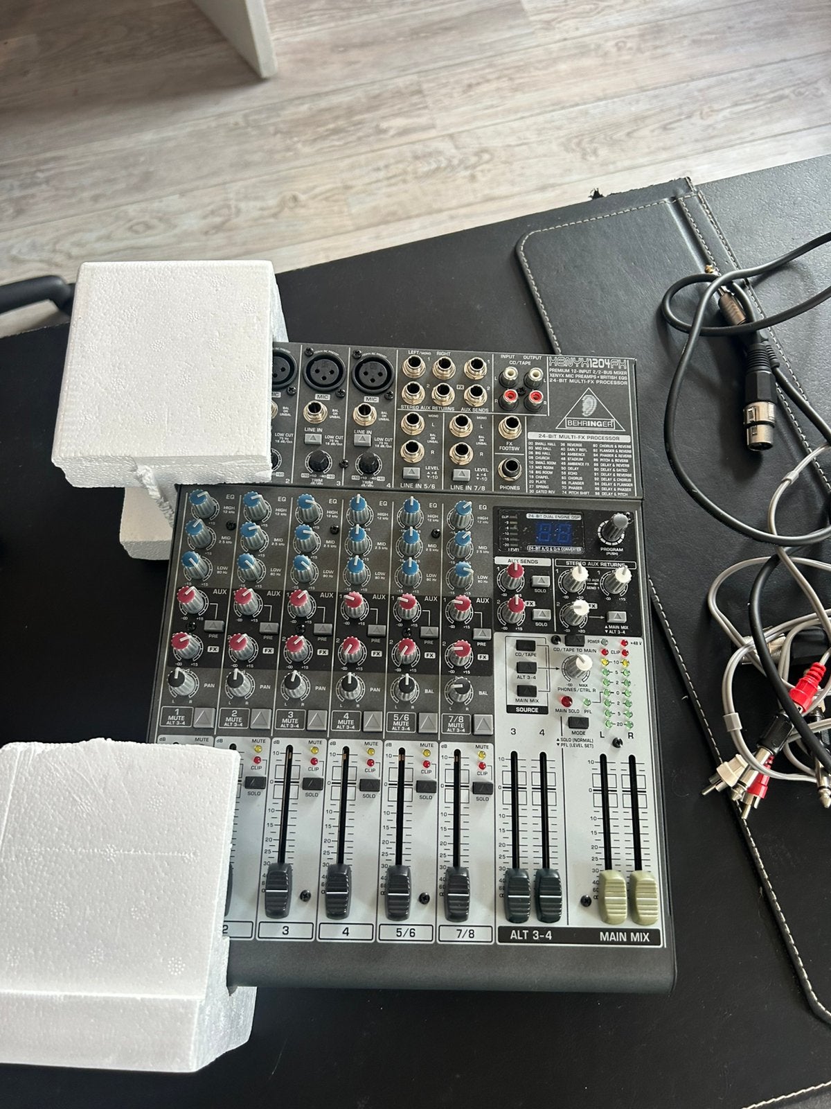 Behringer XENYX 1204FX mengpaneel + originele doos & kabels, Ophalen of Verzenden, Gebruikt, 10 tot 20 kanalen, Microfooningang