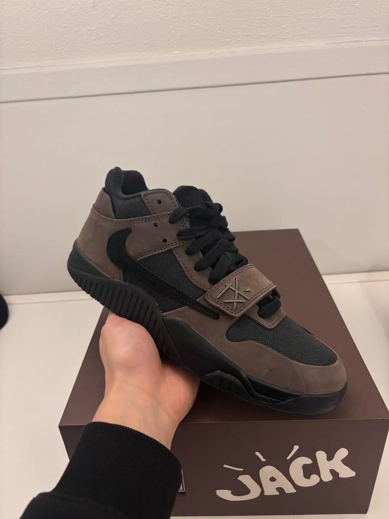 Travis Scott X Jumpman Jack ‘Dark Mocha’ maat 43/US 9.5, Ophalen of Verzenden, Nieuw, Bruin