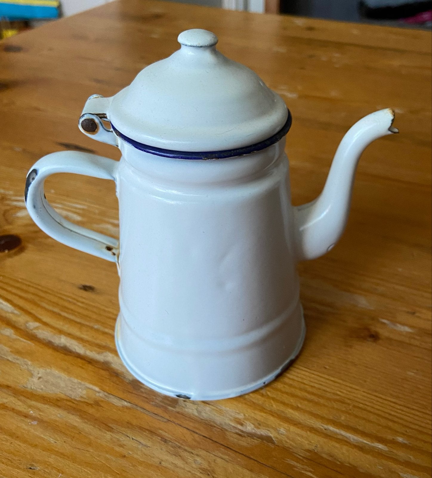 Vintage geëmailleerde koffiepot - wit met blauwe rand, Antiek en Kunst, Antiek | Emaille, Ophalen of Verzenden