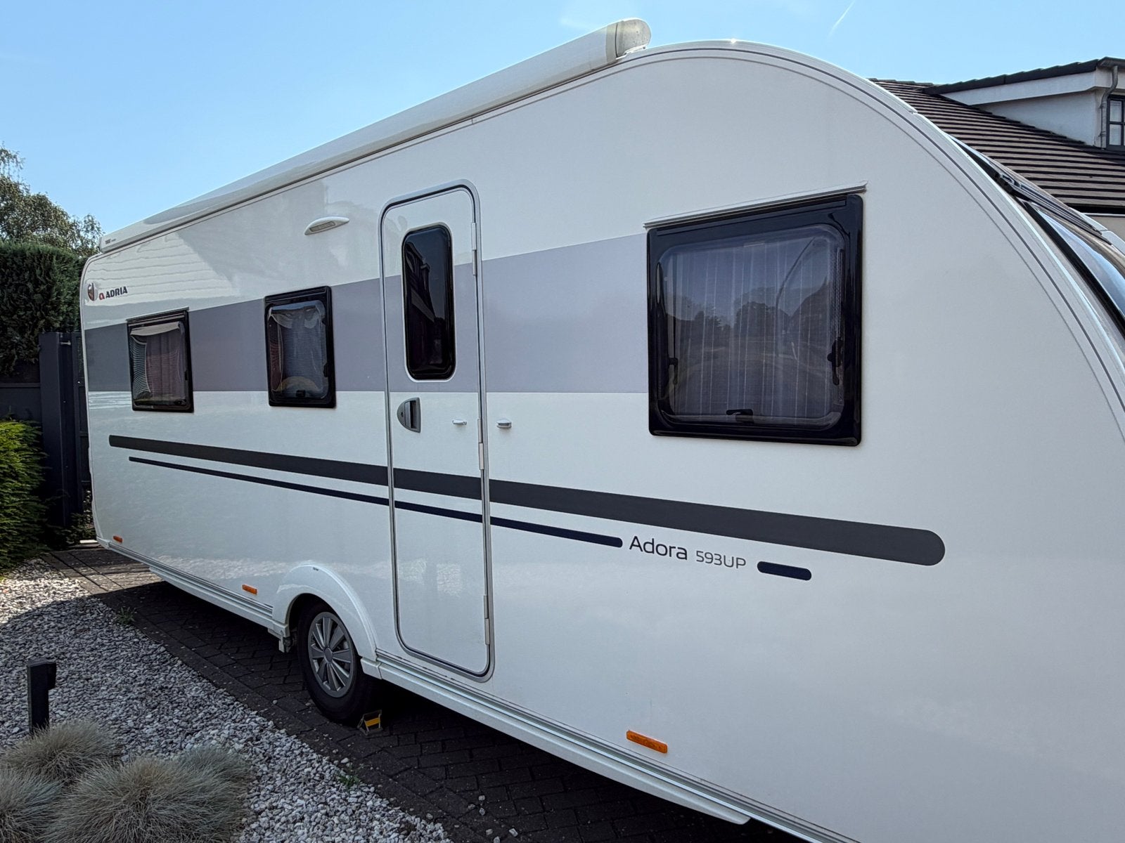 Adria Adora 593UP - Luxe Caravan met Rondzit en Vast Bed, Caravans en Kamperen, Caravans, Vast bed, Rondzit, Particulier, Adria