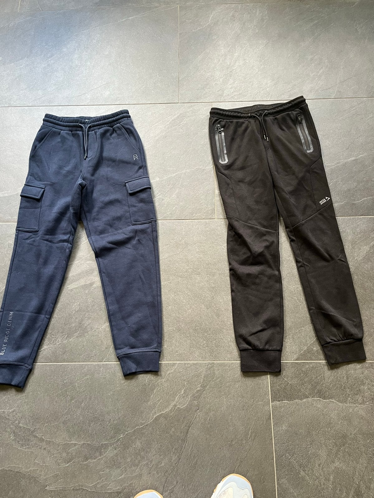 2 Broeken maat 152: WE (blauw) & Jack & Jones (zwart), Kinderen en Baby's, Kinderkleding | Maat 152, Ophalen of Verzenden, Zo goed als nieuw