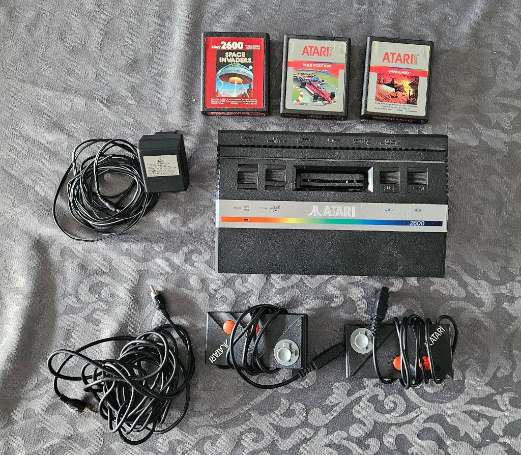 Atari 2600 "Junior" met 3 spellen, Spelcomputers en Games, Spelcomputers | Atari, Ophalen of Verzenden, Gebruikt, Met 2 controllers