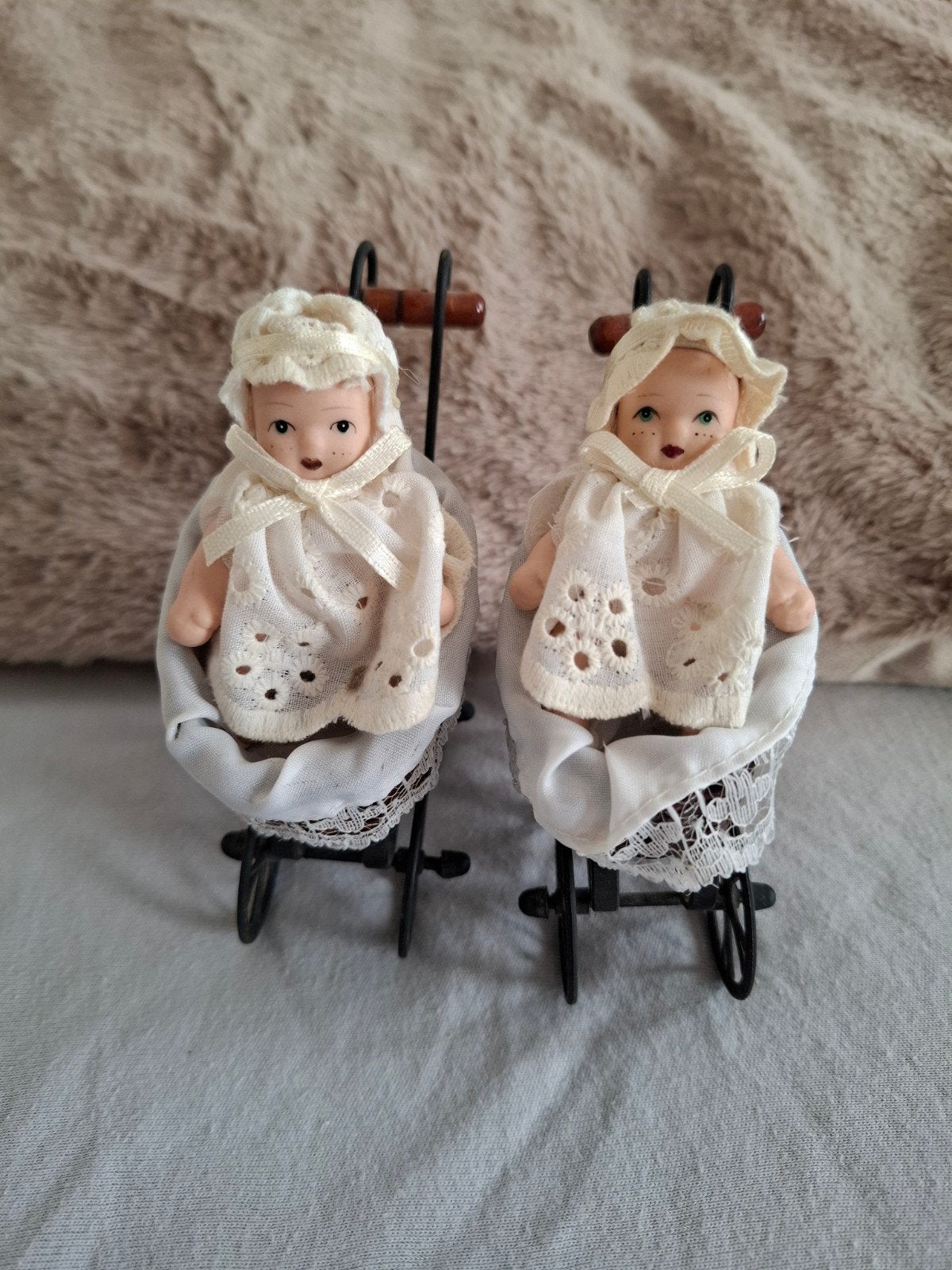 2 Antieke Poppen in Wandelwagens - Decoratieve Babypoppen, Ophalen of Verzenden, Zo goed als nieuw, Babypop