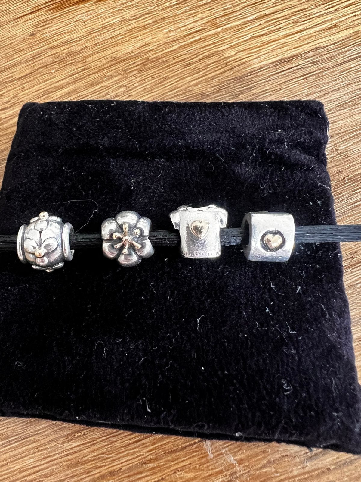 Pandora bedels met gouden accenten, Sieraden, Tassen en Uiterlijk, Bedels, Overige merken, Ophalen of Verzenden, Zo goed als nieuw