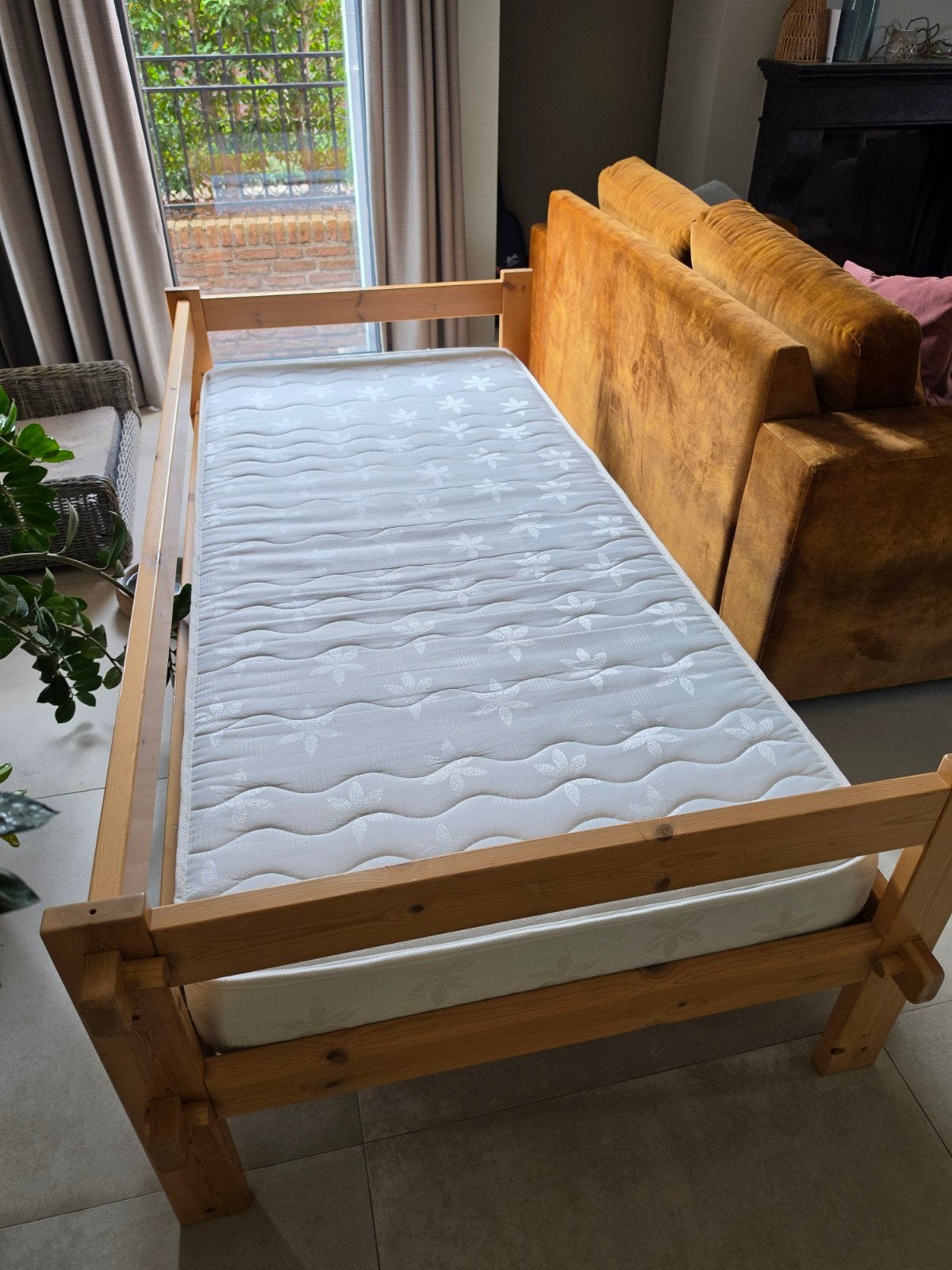 Houten eenpersoonsbed met lattenbodem en matras, Ophalen, Gebruikt, 90 cm, 200 cm