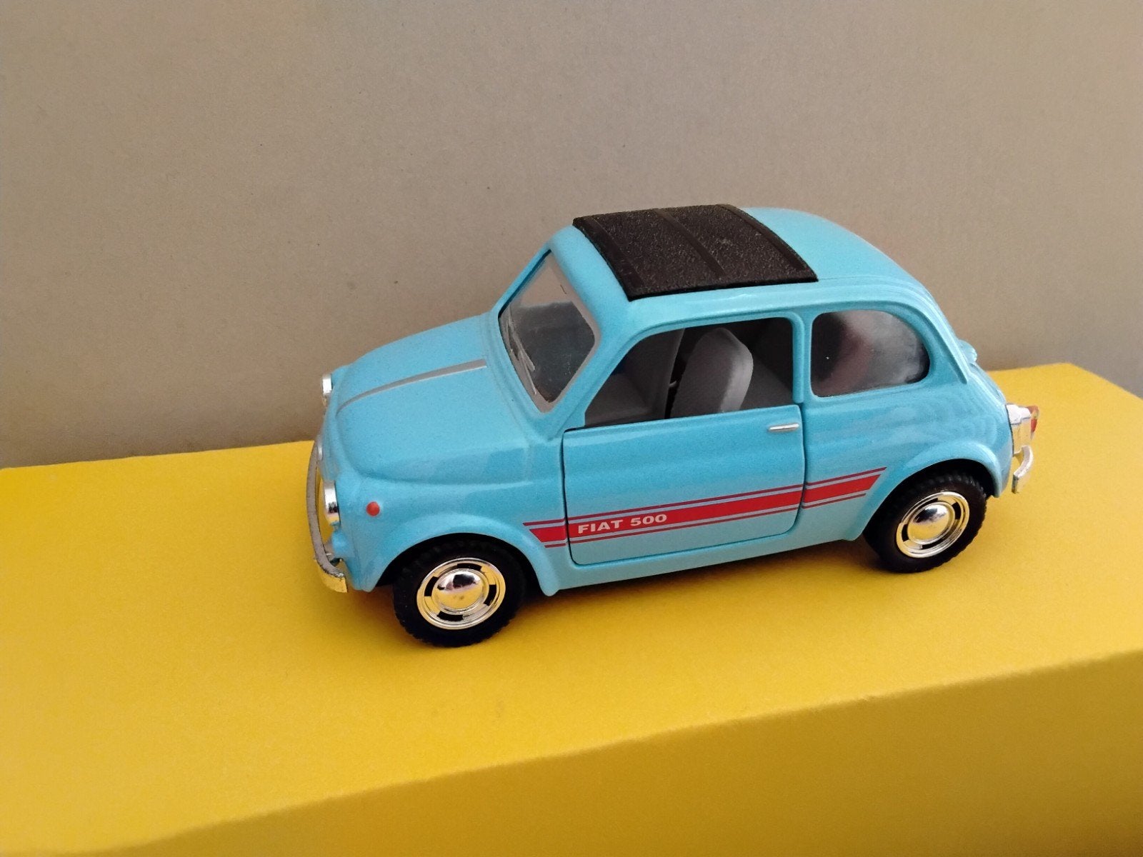 ĶINSMART   FIAT  500   MET  RODE BIES, Ophalen of Verzenden