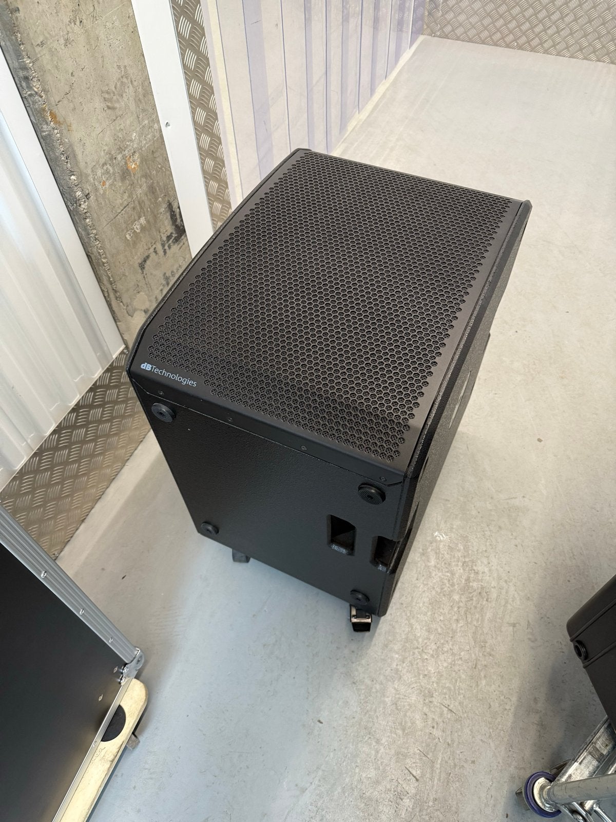DB Technologies Sub 915 - Nieuwstaat, incl. wielen en kabel, Inclusief kabels, Subwoofer, Nieuw, Ophalen