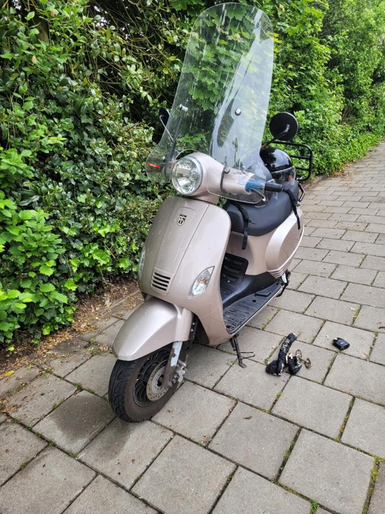 Riva Scooter - Goed onderhouden, inclusief 2 helmen, Ophalen of Verzenden, Gebruikt, Benzine, SYM