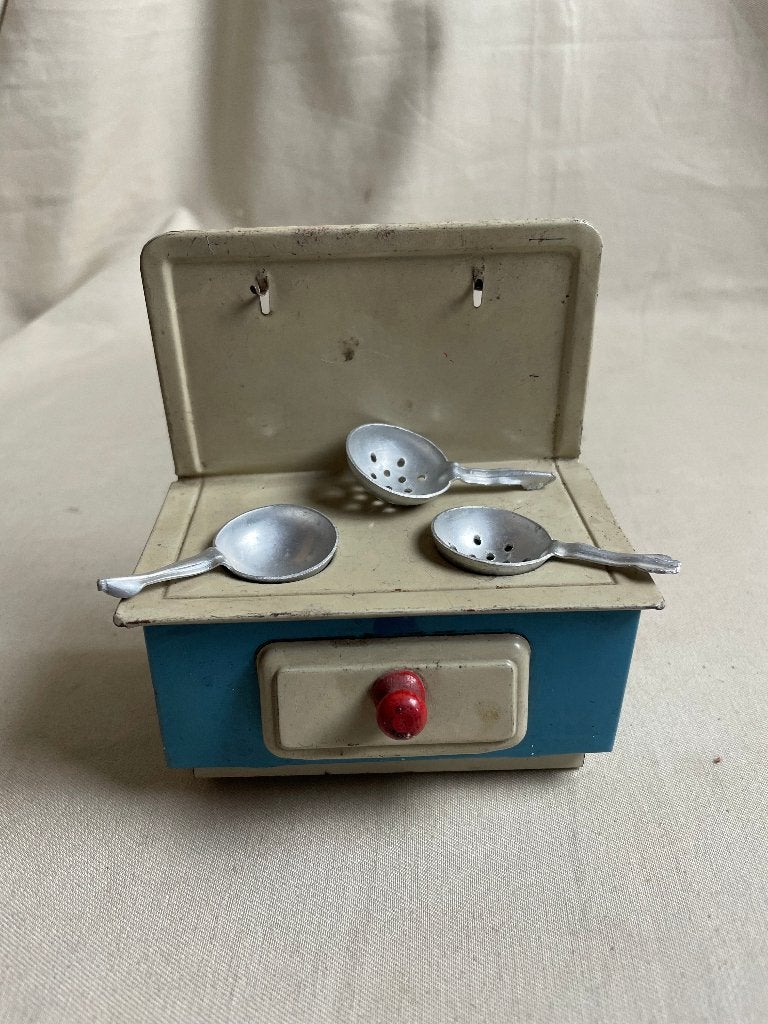 Klein vintage poppenfornuisje met pannetjes/lepels, Ophalen of Verzenden