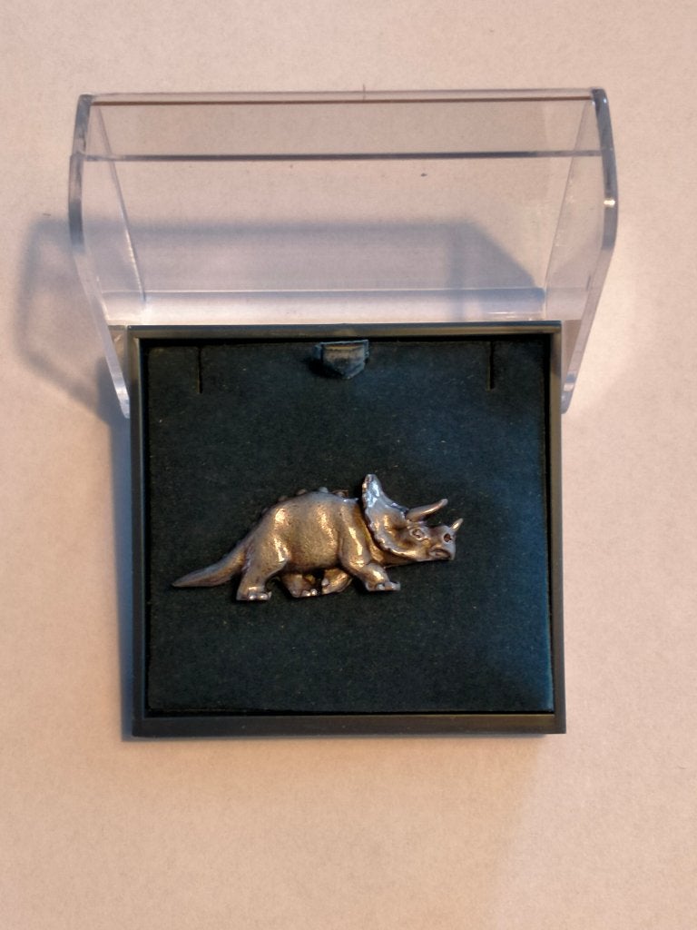 Triceratops Dino Dinosaurus pin zilverkleurig, Verzamelen, Speldjes, Pins en Buttons, Verzenden, Zo goed als nieuw