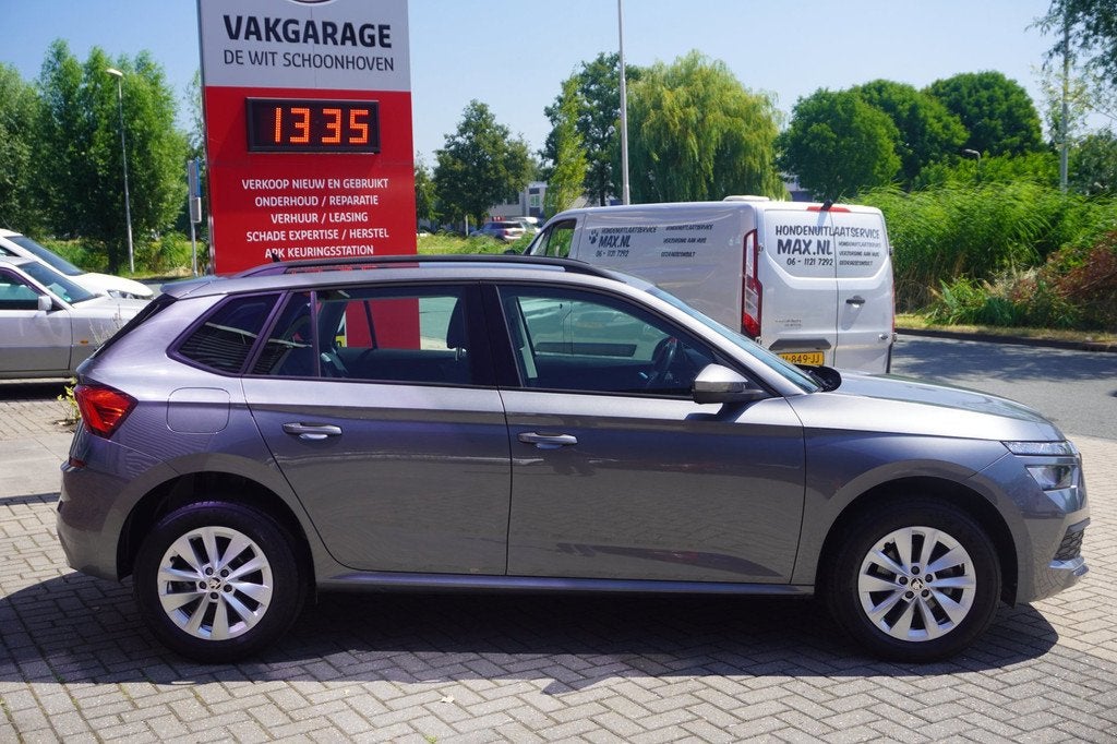 Skoda Kamiq 1.0 TSI Business Edition / Camera / Carplay / AC, Auto's, Skoda, Stof, Gebruikt, Zwart, Parkeersensor