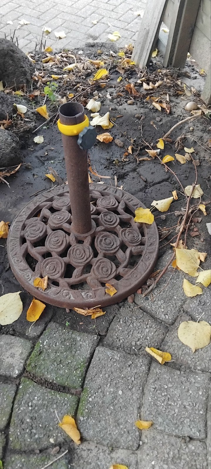 Gietijzeren parasolvoet - Stevig en decoratief, Tuin en Terras, Ophalen of Verzenden, Gebruikt, Minder dan 1 meter, Parasolvoet