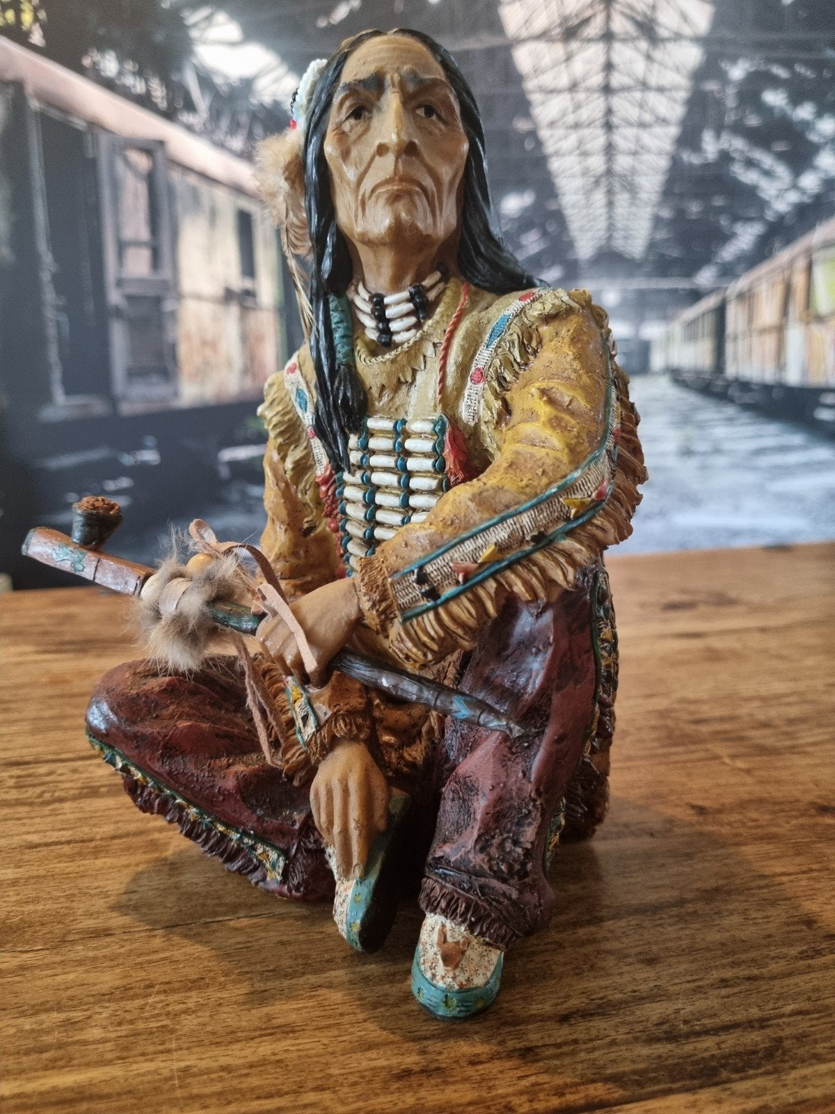 Indianen beeld met vredespijp, Handgemaakt, Ophalen of Verzenden, 20 - 50 cm, Beeld