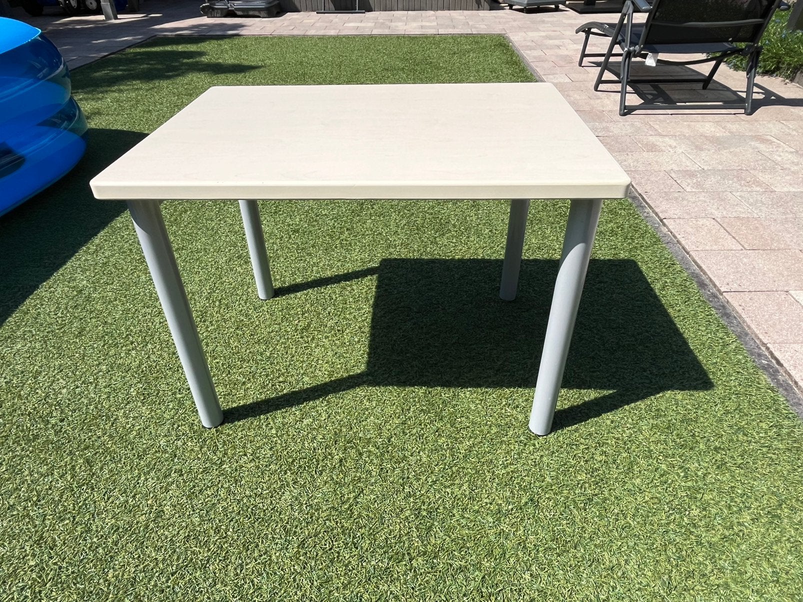 Kleuter schooltafeltje met blank blad en metalen frame/poten, Ophalen, Gebruikt, Tafel(s)