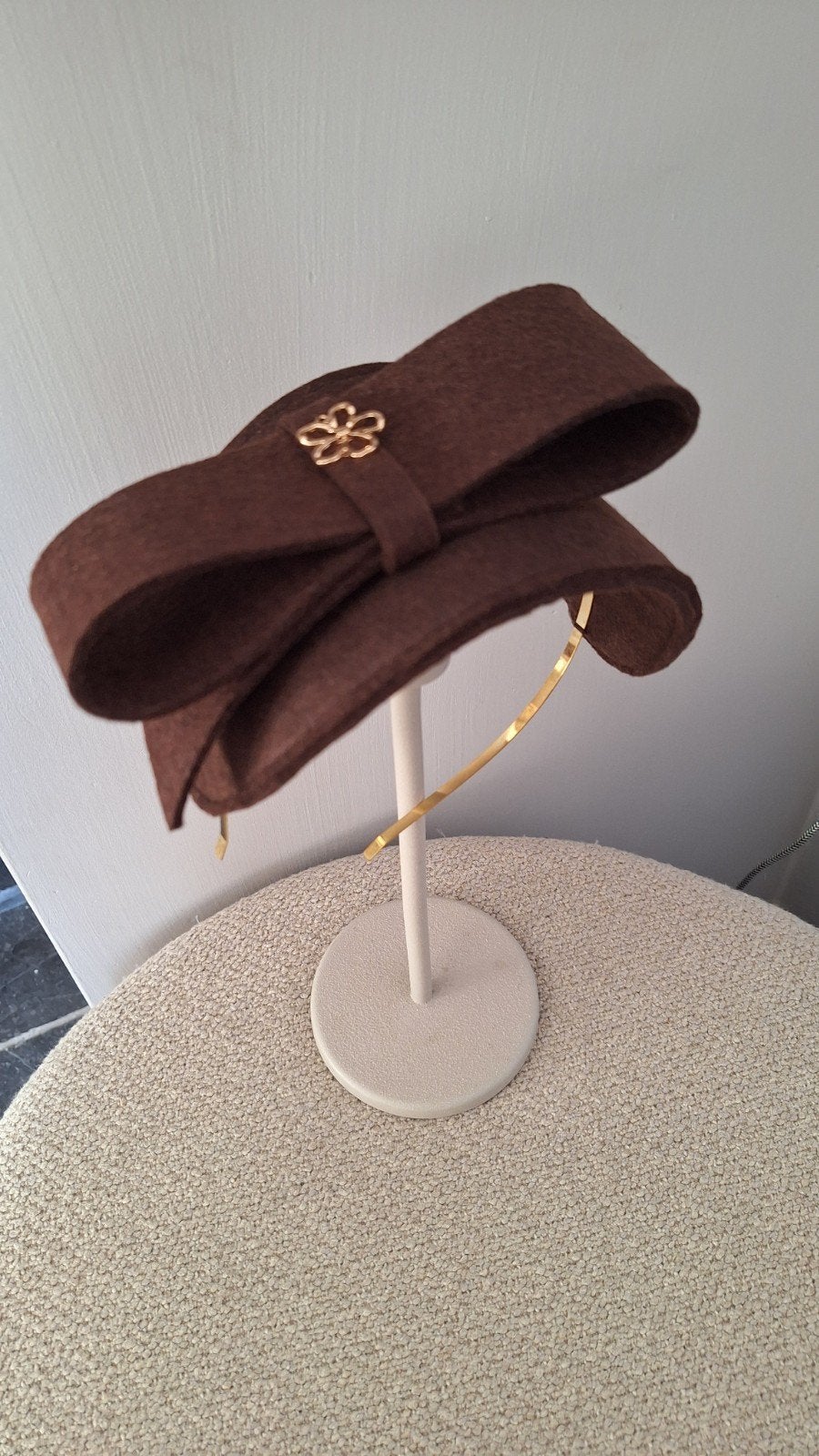 Bruine kinder fascinator met strik en bloemdetail, Kleding | Dames, Hoed, Nieuw, Onbekend, One size fits all