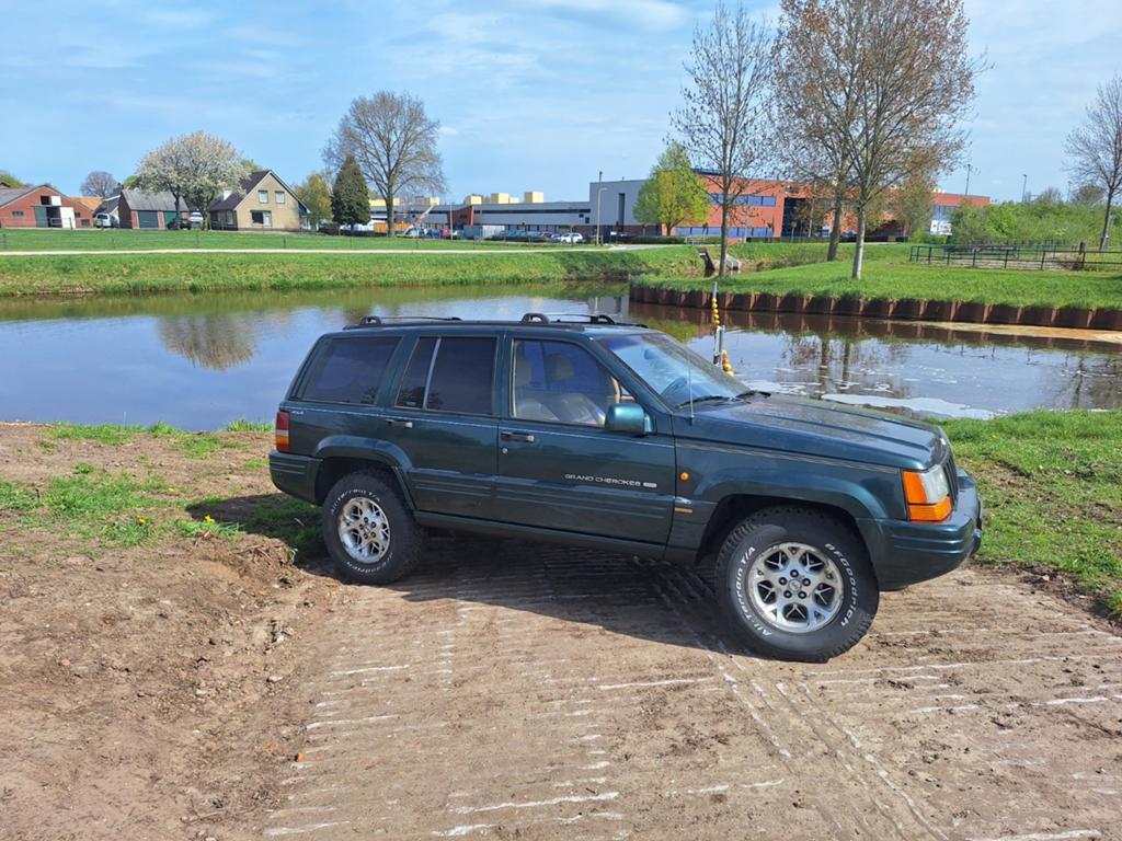 Mooie nette Jeep cherokee mmbs t5 45 km 4x4 v8 loopt op benz, Bedrijf, Te koop