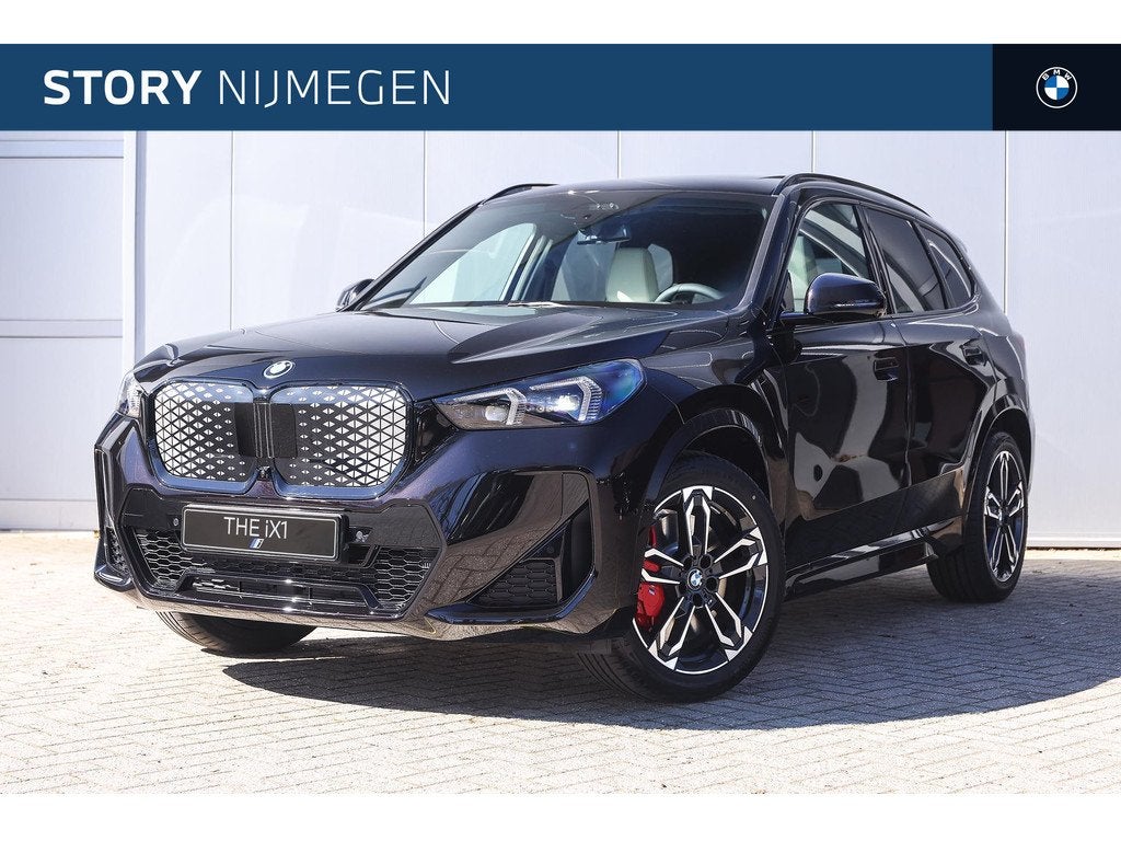 BMW iX1 eDrive20 M Sport / Panoramadak / Trekhaak / Sportsto