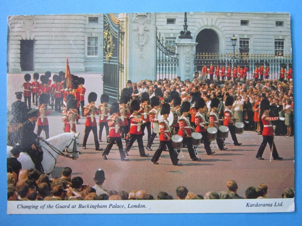 Ansichtkaart: Engeland, Changing of the guard at Buckingham, Ophalen of Verzenden, 1960 tot 1980, Gelopen, Engeland