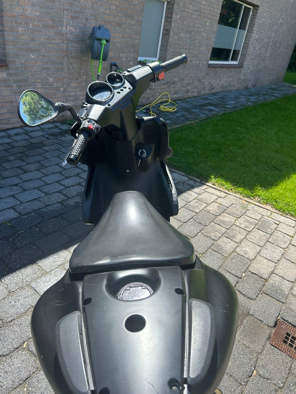 Yamaha Aerox 2011 - Mat Zwart, Fietsen en Brommers, Ophalen, Tweetakt, Gebruikt, Aerox