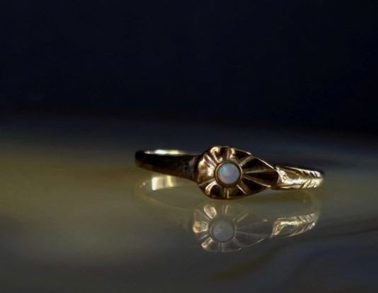 Gouden 8 karaat ring, witte opaal., Gebruikt, Verzenden, Geel, Kleiner dan 17