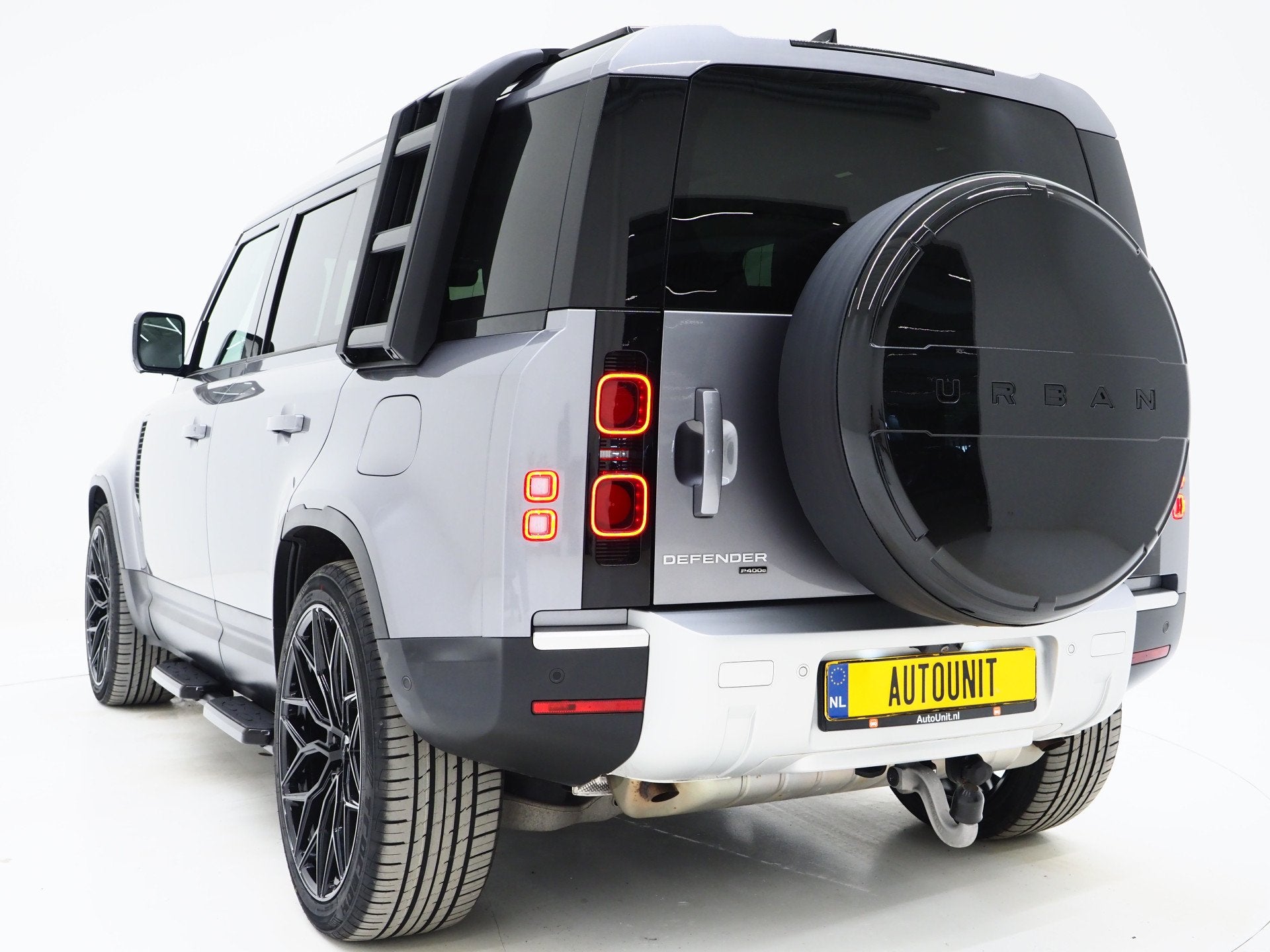 Land Rover Defender 110 2.0 P400e Urban Look | Panoramadak |, Auto's, Automaat, 404 pk, Gebruikt, Zwart