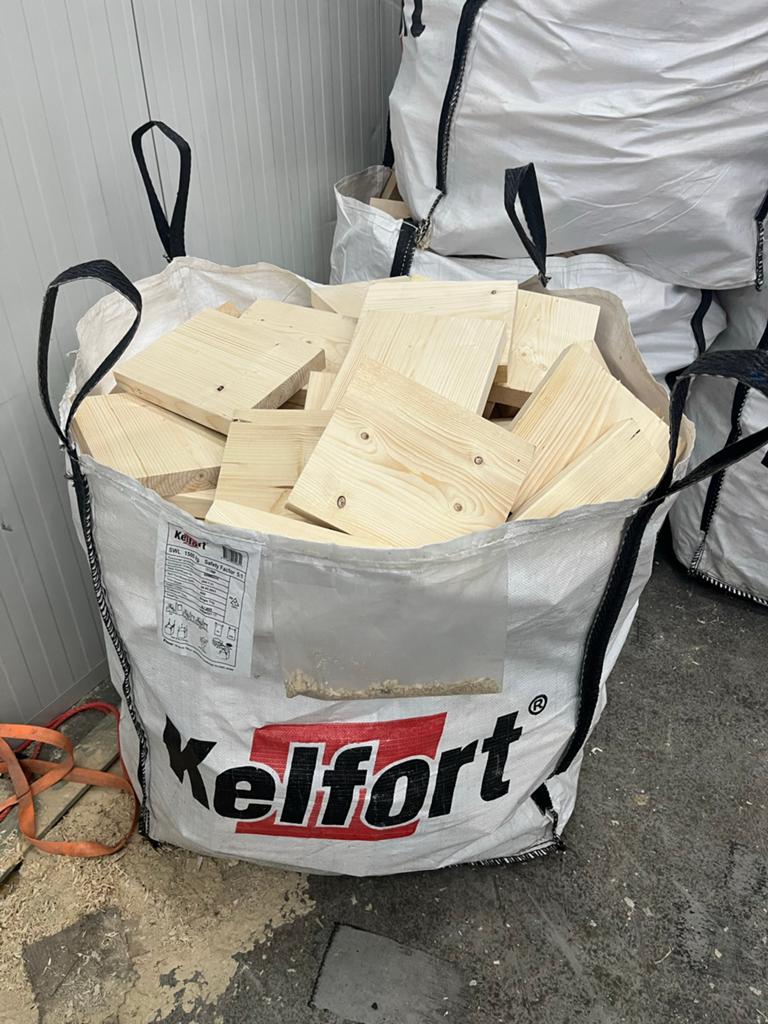 Vuren brandhout in big bag, Tuin en Terras, Haardhout, Minder dan 3 m³, Ophalen, Overige houtsoorten, Blokken