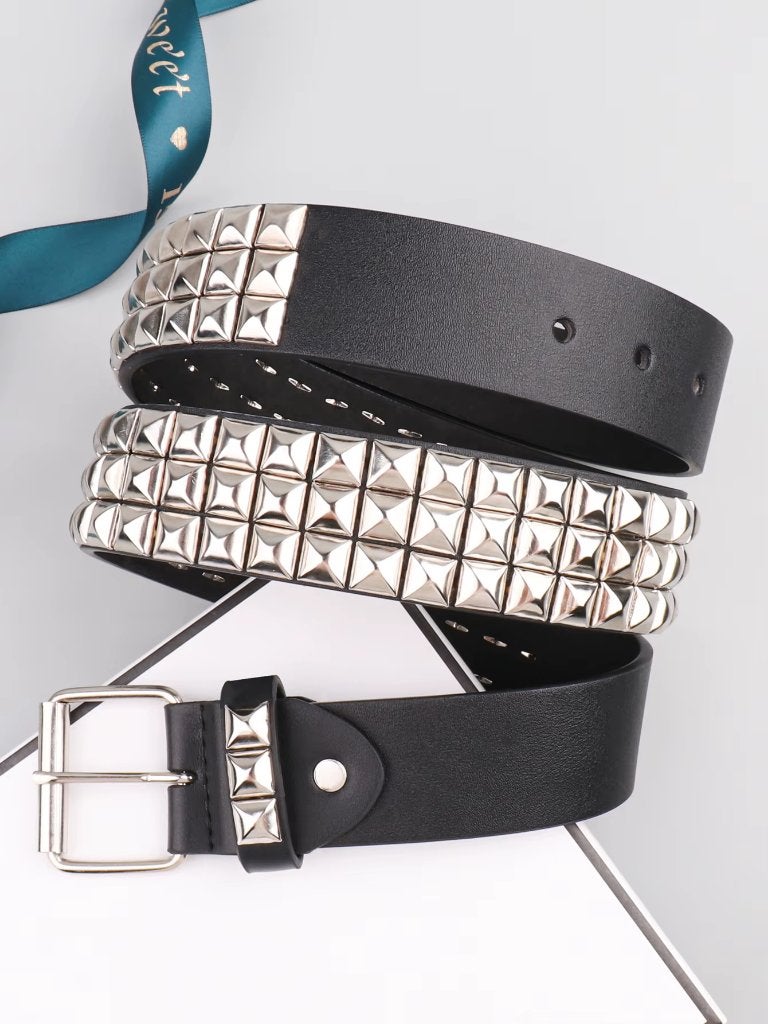 Zwarte kunstleren riem met zilveren studs, Verzenden, Zwart, Nieuw, 115 cm of meer