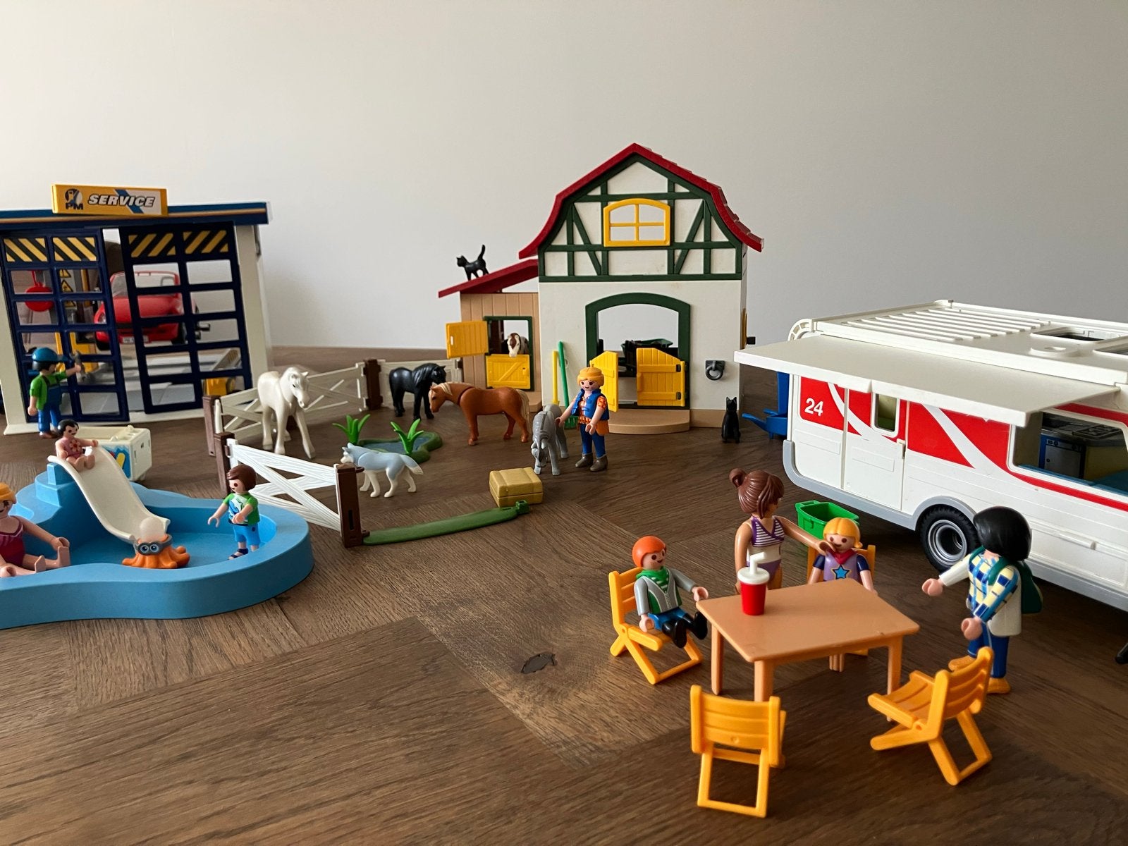 Playmobil ponystal, garage, caravan en zwembad, Ophalen, Gebruikt, Jongen of Meisje