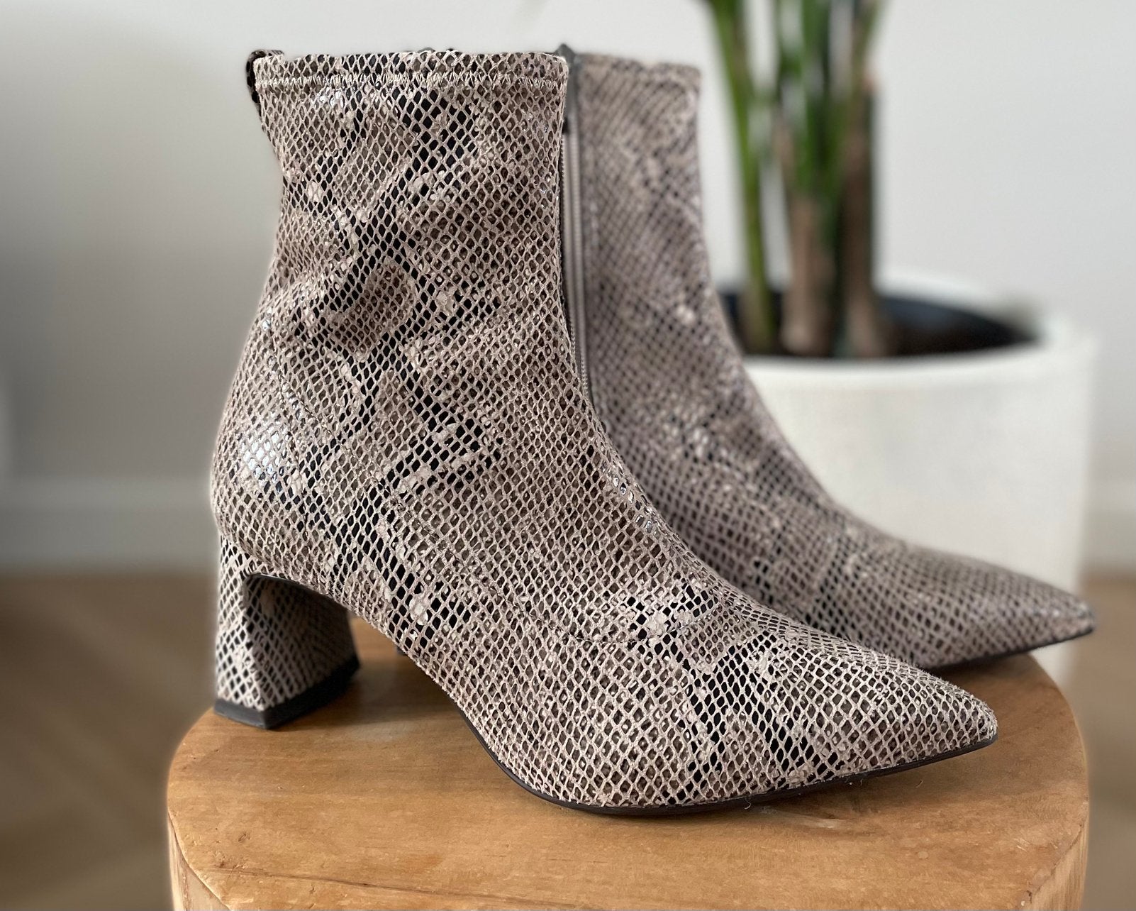 Gaaf enkellaarsje met slangenprint!, Verzenden, Zo goed als nieuw, Beige