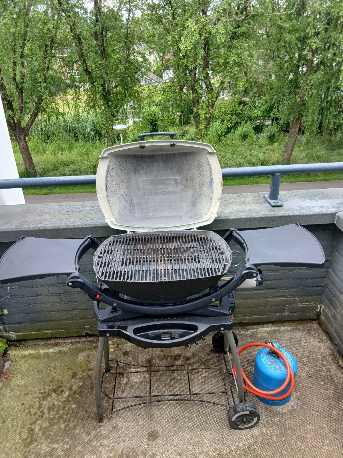 Weber Q2000 gasbarbecue met onderstel en gasfles, Tuin en Terras, Gasbarbecues, Ophalen of Verzenden, Gebruikt, Weber