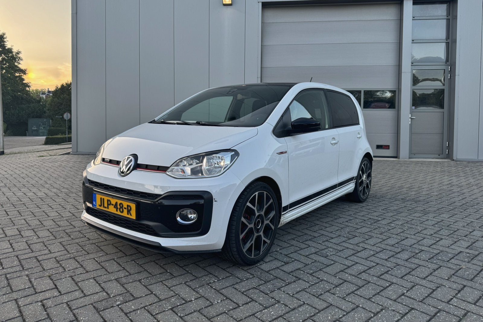 Volkswagen UP GTI | MILLTEK | PANO | BEATS | 5 deurs lage km, Voorwielaandrijving, 970 kg, Stof, Up!