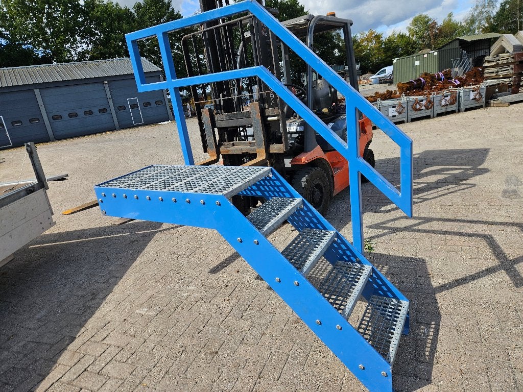 Trap met plateau en leuning Hoog ca 98 cm Totaal breed 57 cm, Ophalen, Gebruikt, Minder dan 2 meter