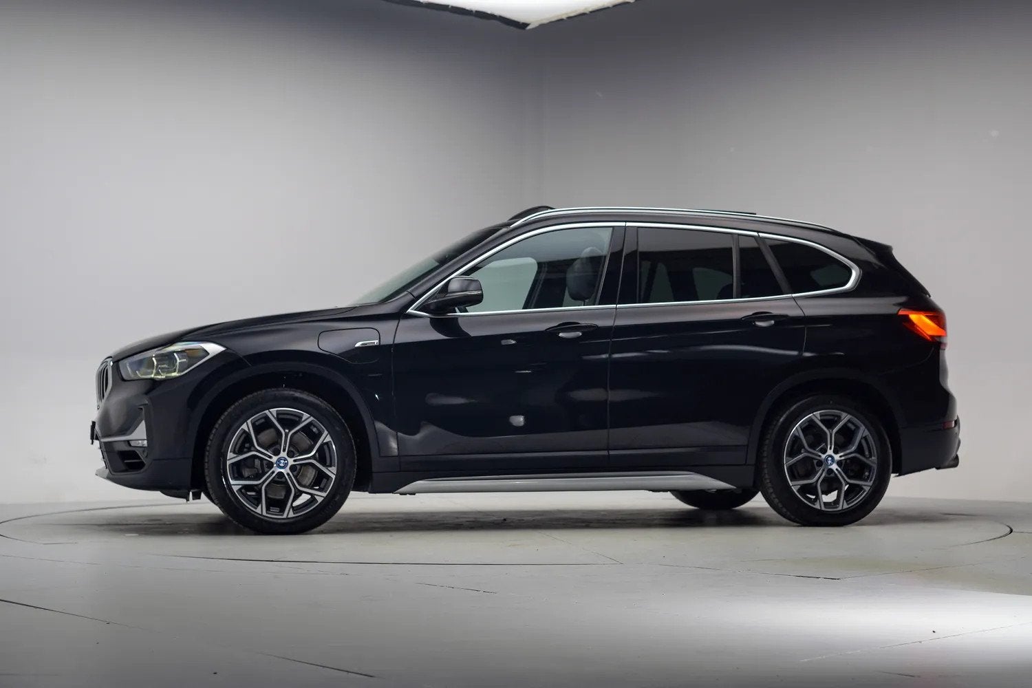 BMW X1 xDrive25e High Executive Aut. [ Panoramadak Leder Hea, Auto's, Automatische klimaatregeling, Gebruikt, 750 kg, Zwart