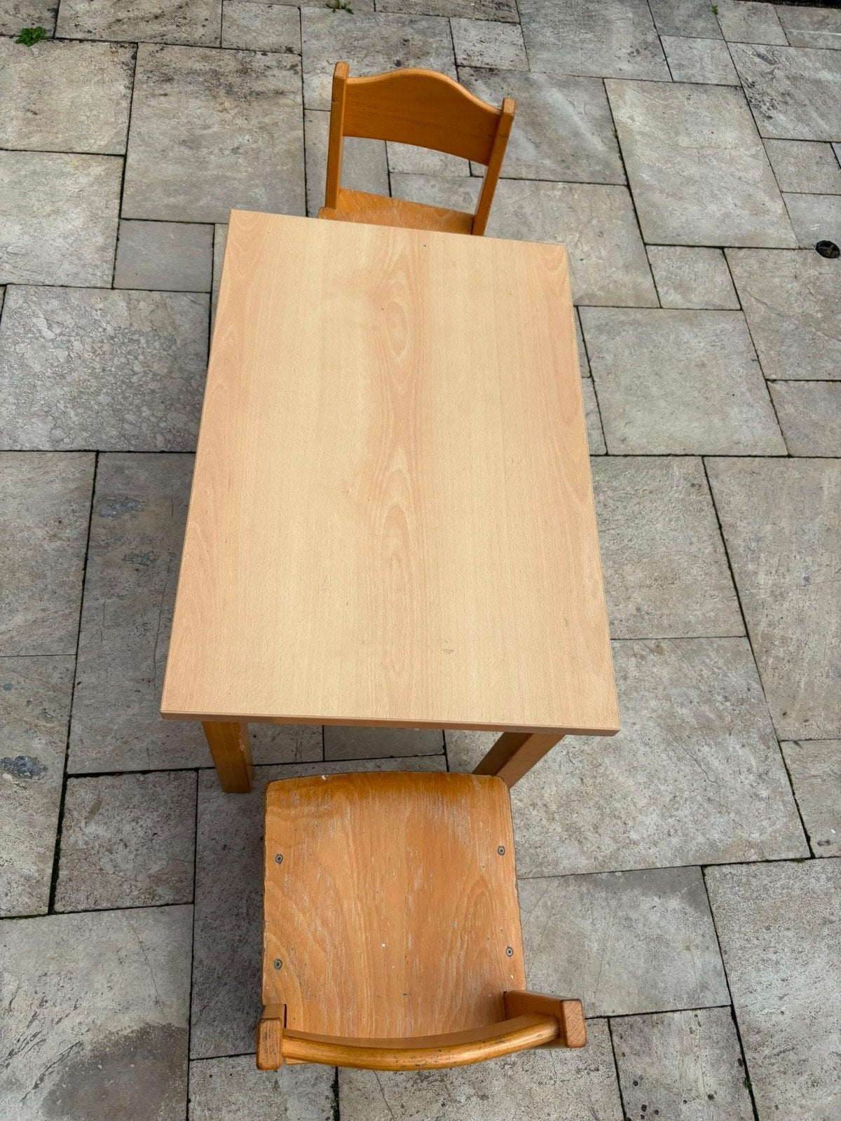 Houten kinderbureau met twee stoeltjes, Kinderen en Baby's, Kinderkamer | Tafels en Stoelen, Ophalen