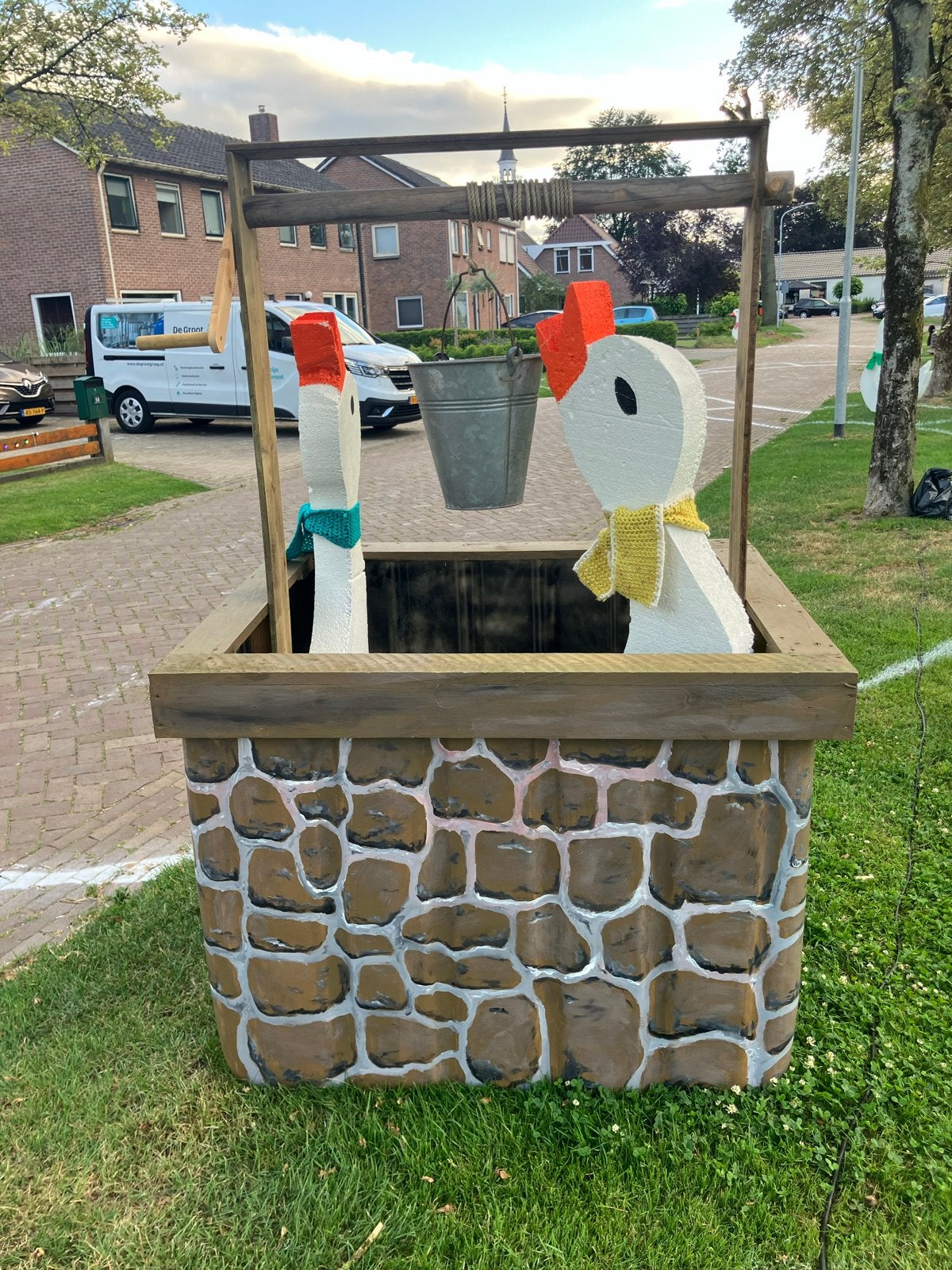Straatversiering Ganzenbord van tempex platen put en brug., Ophalen, Gebruikt