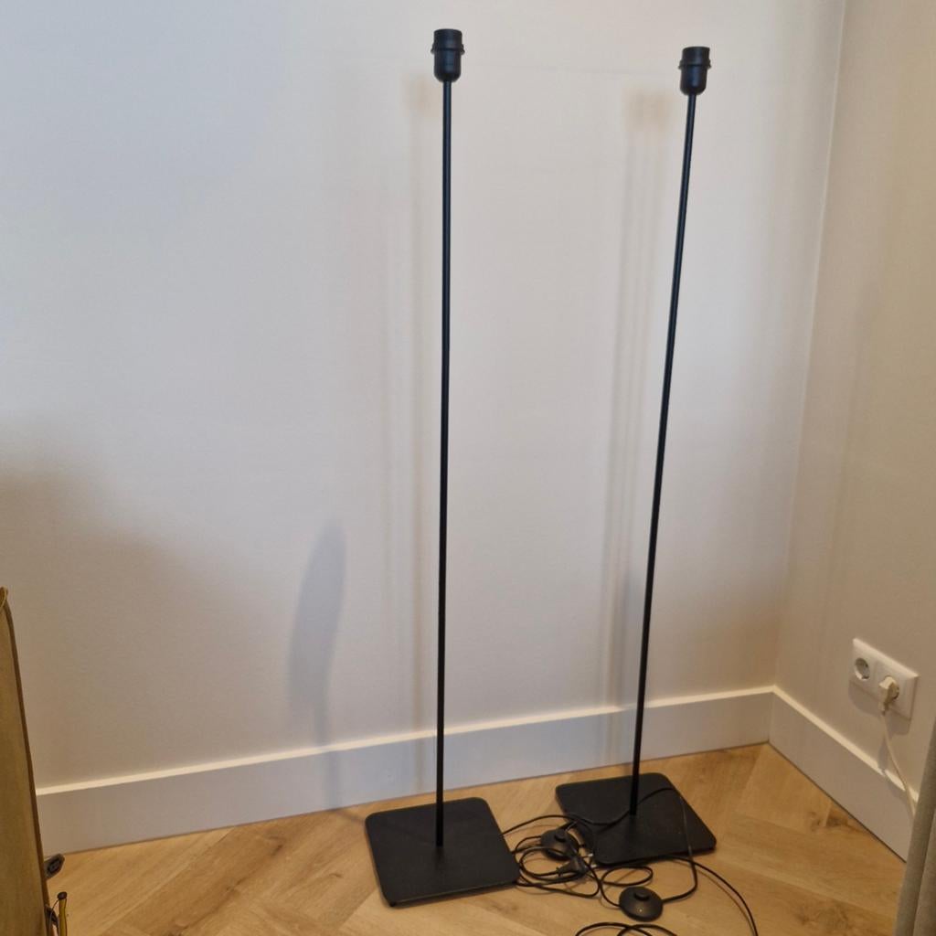 2 zwarte vloerlampen, Ophalen
