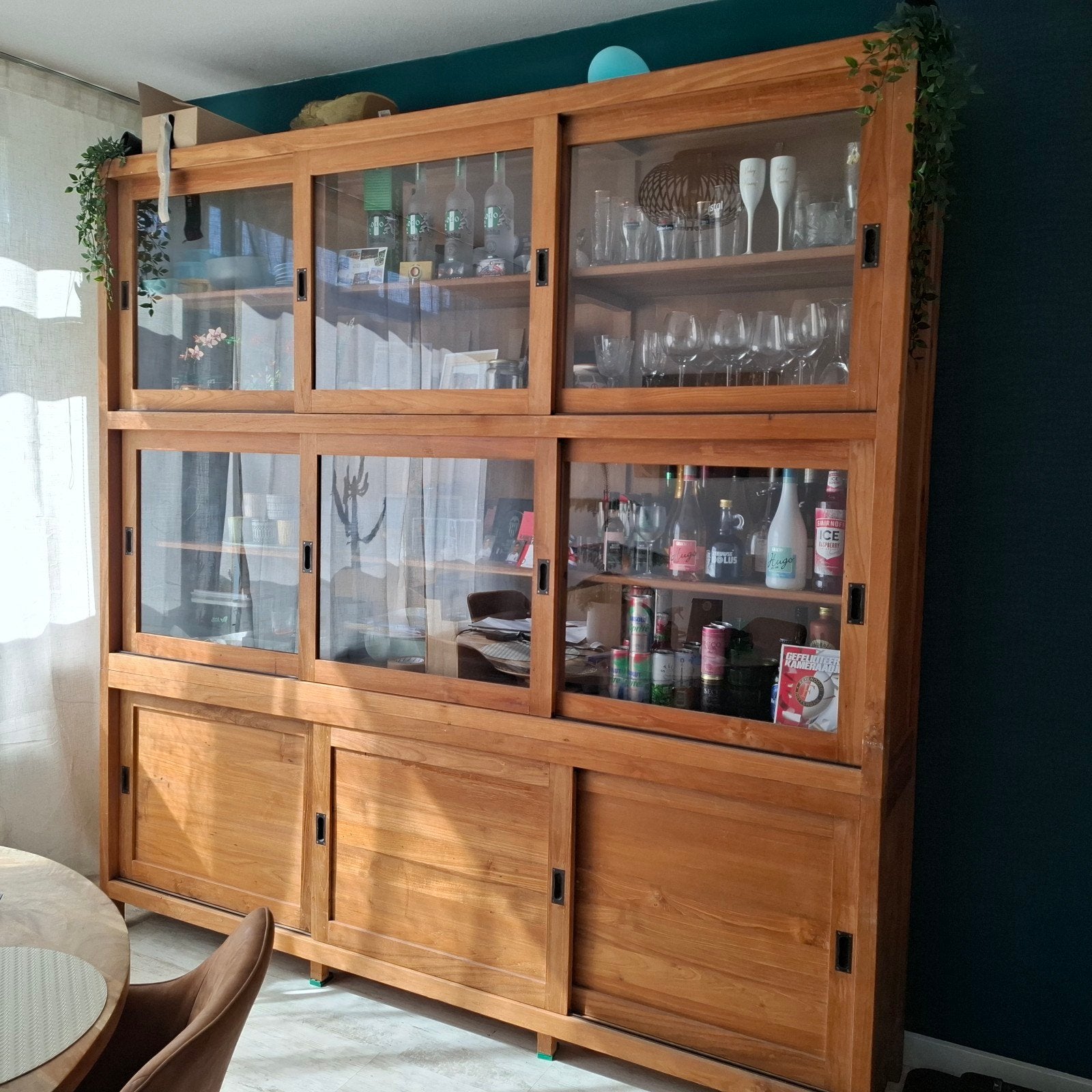 Grote mango houten kast met glazen schuifdeuren, Huis en Inrichting, Kasten | Vitrinekasten, Ophalen, Modern, Industrieel, Landelijk