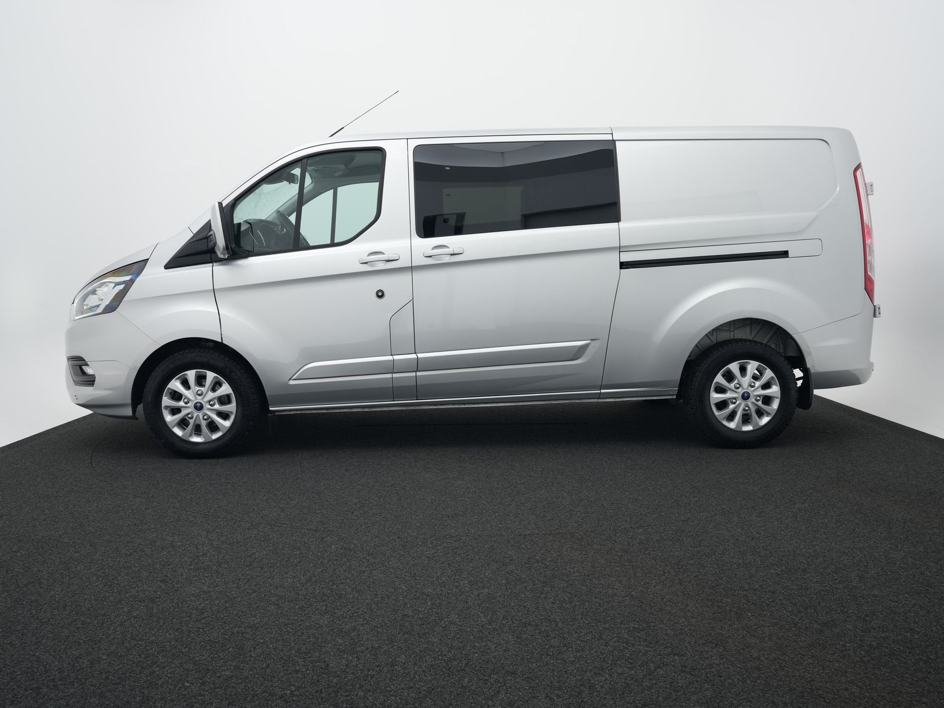 Ford Transit Custom 320 2.0 TDCI 130pk L2H1 Limited DC | Cam, Auto's, 15 km/l, 4 cilinders, Bedrijf, 6 stoelen