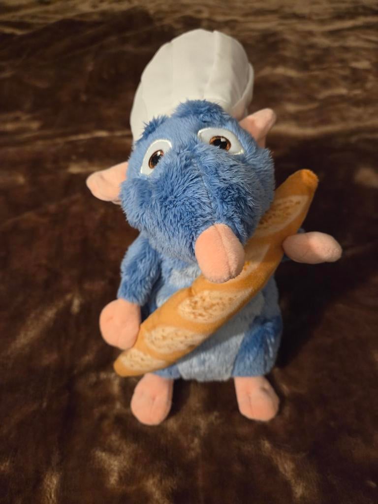 Remy Ratatouille knuffel met bakkersmuts en stokbrood, Ophalen of Verzenden, Zo goed als nieuw, Overige typen