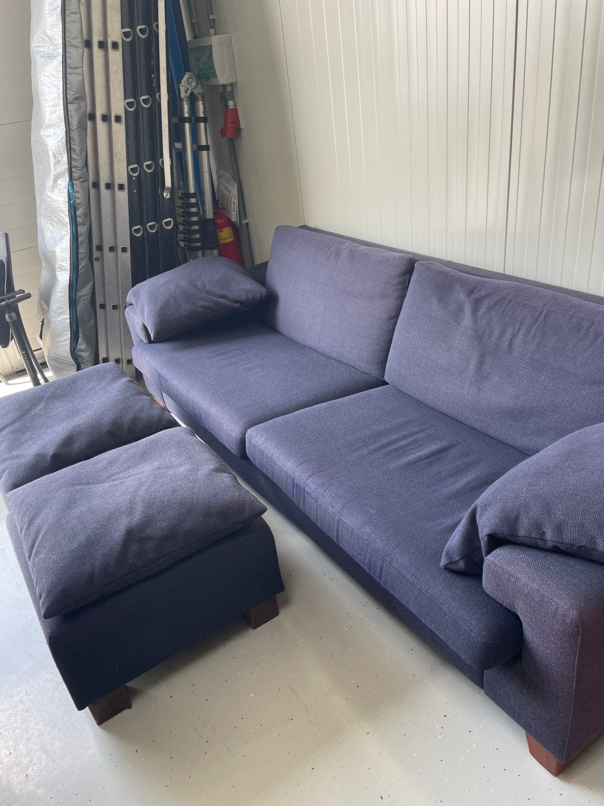Donkerblauwe driezits bank met twee poefjes, Huis en Inrichting, Ophalen, Gebruikt, Stof