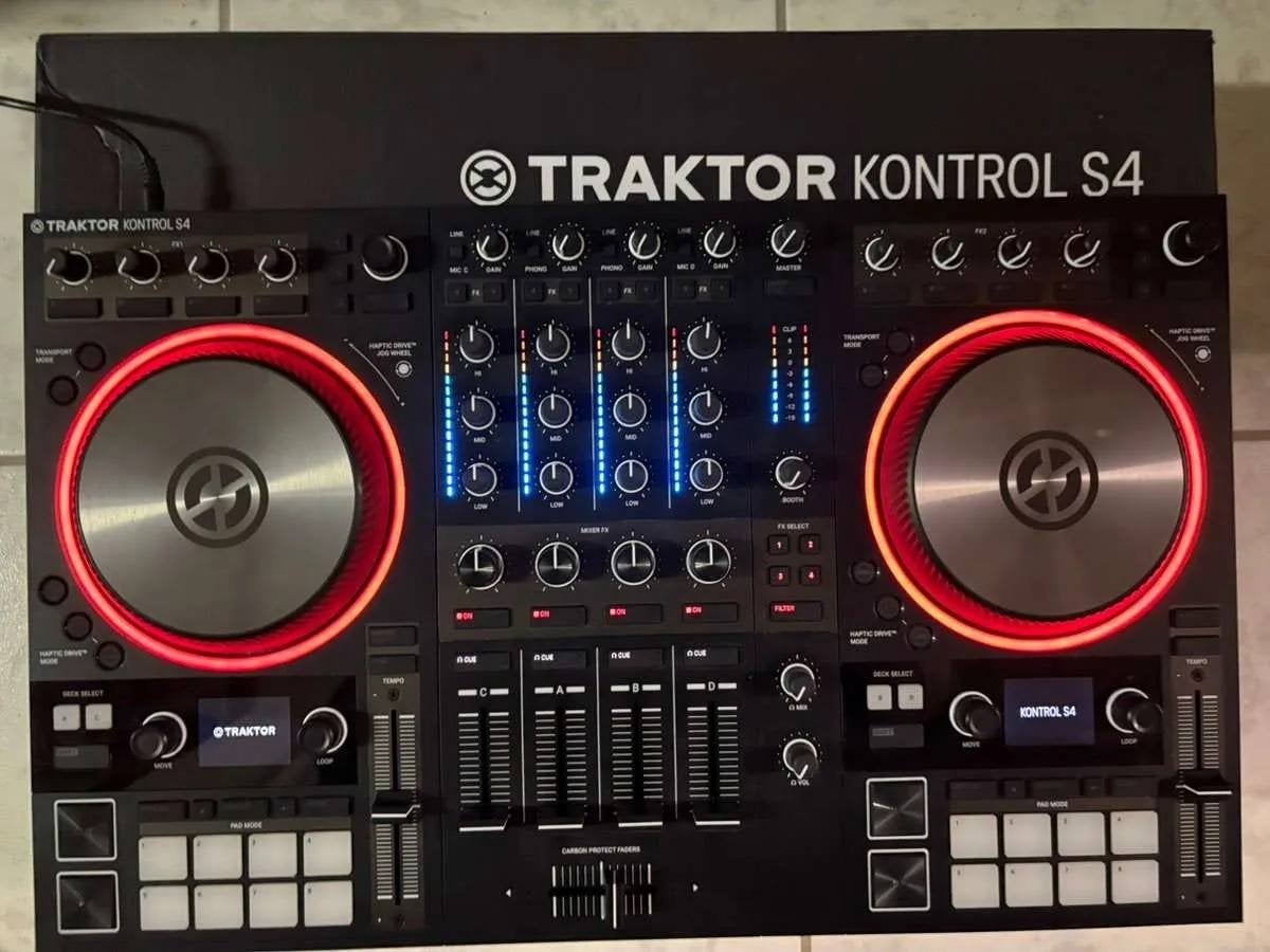 Foto 3 van Traktor Kontrol S4 MK3