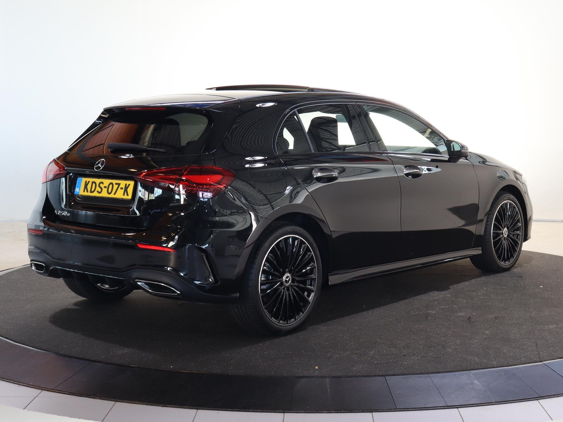 Mercedes-Benz A-Klasse 250e Business Solution AMG | Panorama, Auto's, 4 cilinders, Bedrijf, Automatische klimaatregeling, Hybride Elektrisch/Benzine